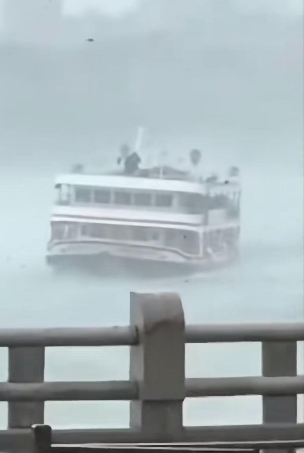 优配库 厦门鼓浪屿轮渡海上突遇极端天气安全靠岸，乘客：雷劈到海浪上，和朋友算过命的交情了