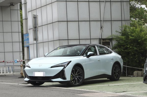 纪源优配 这款纯电中型轿跑，售价不足13万起，轴距达2米9，续航超700公里